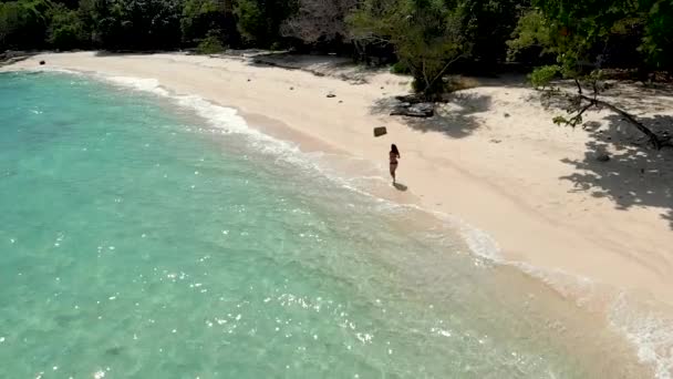 Κορίτσι Βόλτες Μια Κούνια Ένα Τροπικό Νησί — Αρχείο Βίντεο