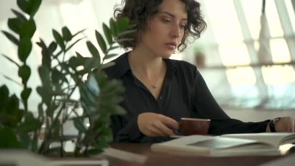 Das Mädchen Sitzt Einem Café Und Trinkt Kaffee — Stockvideo