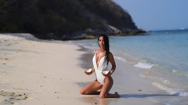 Ragazza Costume Bagno Bianco Siede Sulla Costa Del Mare Con — Video Stock