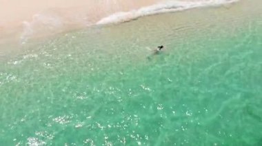 Kız temiz şeffaf suda yüzüyor. hava durumu