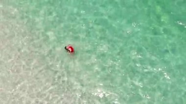 Kız temiz şeffaf suda yüzüyor. hava durumu