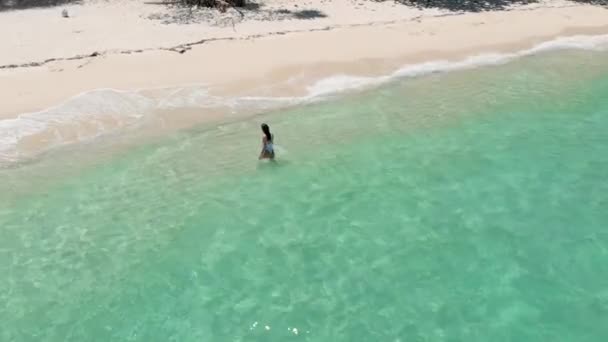 Das Mädchen Weißen Badeanzug Kommt Aus Dem Meer Ans Ufer — Stockvideo