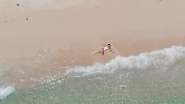 Het Meisje Zwemt Schoon Transparant Water Vanuit Lucht — Stockvideo