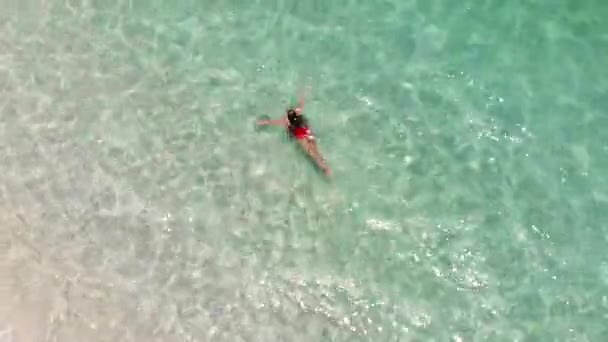 这个女孩正在清澈的水里游泳 空中飞行 — 图库视频影像