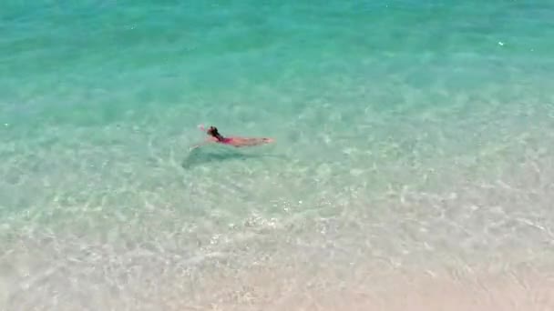 Het Meisje Zwemt Schoon Transparant Water Vanuit Lucht — Stockvideo