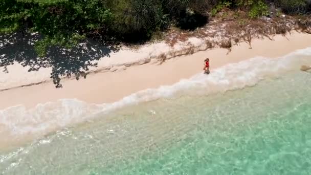 Una Chica Traje Baño Rojo Corre Largo Del Océano Día — Vídeos de Stock