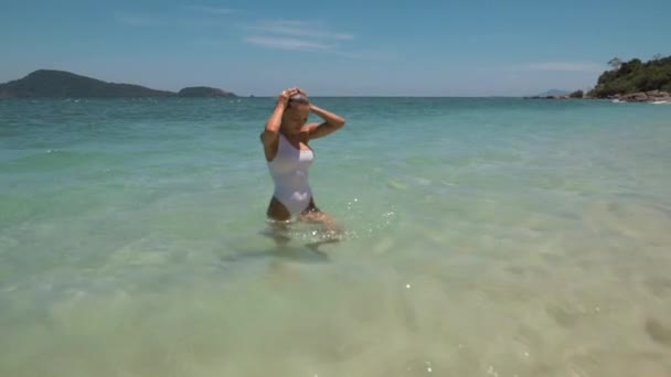 Das Mädchen Weißen Badeanzug Kommt Aus Dem Meer Ans Ufer — Stockvideo