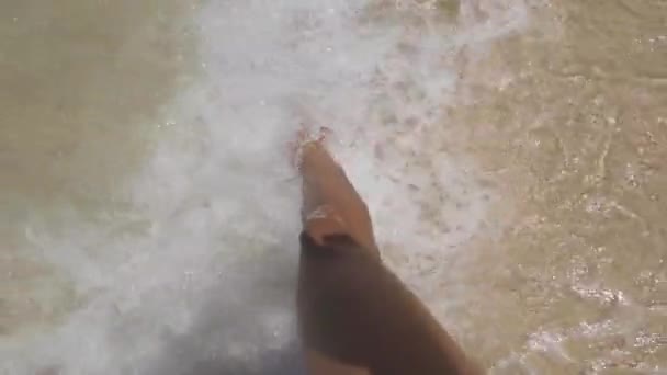 Pés Mulheres Bonitas Longo Ondas Areia Pernas Espuma Lavagem — Vídeo de Stock