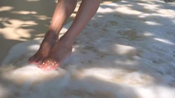 Les Jambes Fille Qui Roule Sur Une Balançoire Touchent Mer — Video