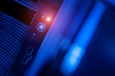 Sunucu odası, çalışan bilgisayar sunucusuna contin