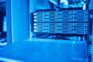 Sunucu odası, çalışan bilgisayar sunucusuna contin