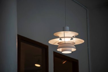 Bu zarif kolye eşsiz katmanlı bir tasarım içeriyor. Çağdaş iç mekanları geliştiren ve her odaya cazibe katan sıcak bir aydınlatma sağlıyor..