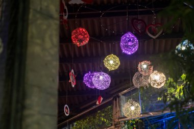 Güzel renkli asılı ışıklar bir kafe ortamında samimi bir ortam yaratır. Karmaşık tasarım ve sıcak parıltı akşam atmosferini güçlendirir, rahatlamak için mükemmeldir..