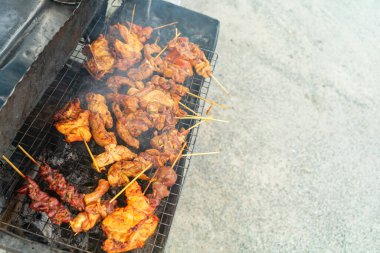 Izgara ızgarada ızgara et, baharat ve dumanla bezenmiş sulu parçalar, açık havada toplanmak için mükemmel..