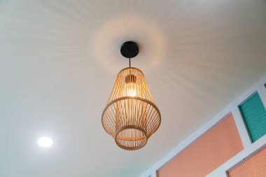 Alanı bu zarif kolye lambasıyla aydınlat. Çağdaş tasarımı sıcak bir ışıltı sunuyor, iç dekorunu stiliyle geliştiriyor..