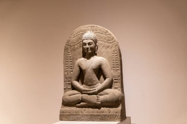 Bu detaylı Buda heykeli sükunet ve huzur yayar. Enfes bir işçilik sergiler. Sanattaki dinginlik ve dinginlik temaları için mükemmel..