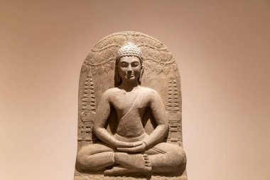 Bu çarpıcı antik Buda heykeli sanat eserlerini sergiliyor. Huzuru, dinginliği ve kültürel mirası somutlaştırıyor. Sanat meraklıları için mükemmel..