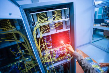 Modern bir veri merkezi kurulumunda ağ altyapısı kablo ve sunucuların ayrıntılı bir görünümü, faaliyet halindeki organizasyon ve teknolojiyi vurgulamak.