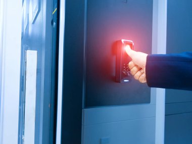 Bir el, güvenliğin arttırılması ve çeşitli ortamlarda mahremiyetin sağlanmasında erişim kontrolünün önemini vurgulayan modern bir elektronik kilit sistemi işletiyor..