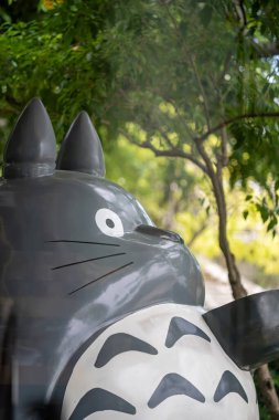 Açık hava ortamında büyüleyici gri bir yaratık heykeli. Bu tuhaf figür bahçelere, parklara ve yaratıcı alanlara eğlenceli bir dokunuş ekler..