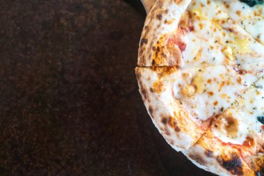 Taze peynirli pizza, mükemmel bir altın kabuk ve vıcık vıcık mozzarella sergiliyor. Yemek severler ve aşçılar için ideal..