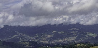 bulutlu bir günde düşük dağlarının görünümü