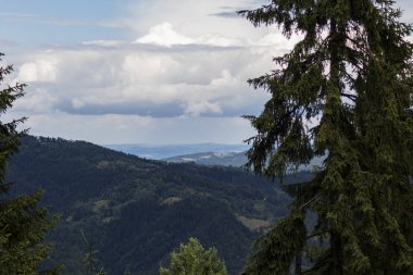 bulutlu bir günde düşük dağlarının görünümü