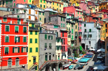 Riomaggiore balıkçı köyü. Beş ünlü renkli köyleri, Cinque Terre Milli Parkı İtalya, deniz ve kara üzerinde dik kayalıklarla arasında askıya biridir. Liguria bölgesinin Italy.Europe