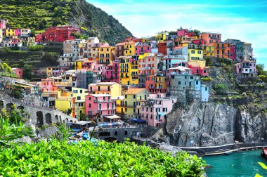 Gül desenli Manarola şehrin güzel manzara beş ünlü renkli köyleri, Cinque Terre Milli Parkı İtalya, deniz ve kara üzerinde dik kayalıklarla arasında askıya biridir. Liguria bölgesinin İtalya, Europe.