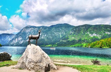 Goldhorn Zlatorog geyik bronz heykeli. Göl Bohinj Landmark Triglav Ulusal Park, Slovenya