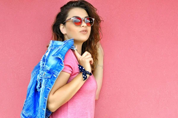 Счастливая Стильная Хипстерская Молодая Женщина Солнцезащитных Очках Джинсовой Куртке Розовой — стоковое фото