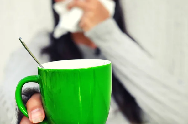 Gripe Jovem Mulher Tem Alergia Nasal Gripe Espirros Nariz Segurando — Fotografia de Stock