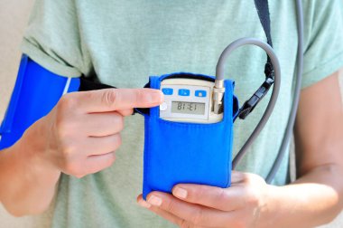 Günlük bir Elektrokardiyogram izleme için holter monitör aygıtı giyen kadın. Sağlık ve hastalık önleme. 