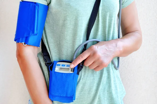 Frau Trägt Holter Monitor Gerät Zur Täglichen Überwachung Eines Elektrokardiogramms — Stockfoto