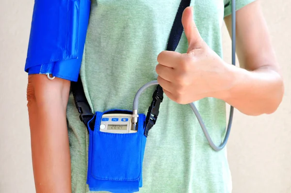Frau Trägt Holter Monitor Gerät Zur Täglichen Überwachung Eines Elektrokardiogramms — Stockfoto