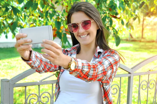Όμορφη Χαμογελαστή Νεαρή Γυναίκα Κάνοντας Αυτο Πορτρέτο Smartphone Φορώντας Casual — Φωτογραφία Αρχείου