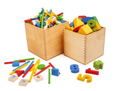 Pek çok oyuncaklar ile iki ahşap kutu