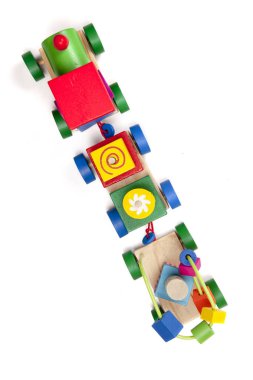 Tahta tren puzzle beyaz antrenörler ile. Üstten görünüm