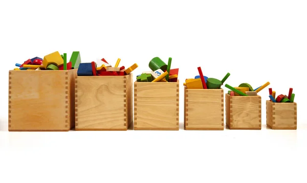 非常にたくさんのおもちゃを持つ六つの木箱 — ストック写真