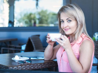 Güzel kadın içecekler kahve açık.