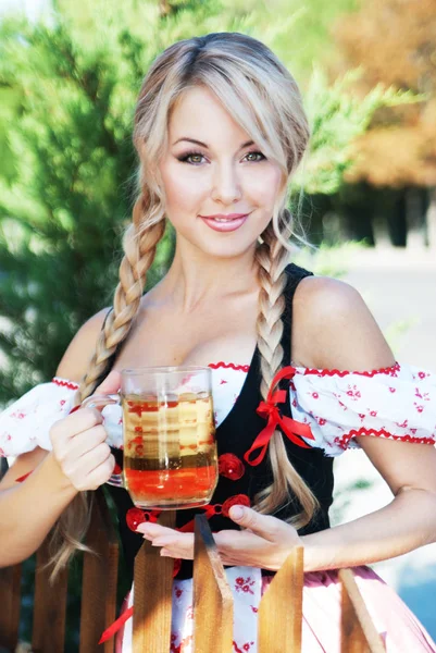 Gyönyörű Szőke Egy Oktoberfest Sör — Stock Fotó