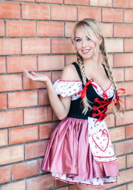 Güzel ve genç birbayan Octoberfest elbiseli taş zemin üzerine.