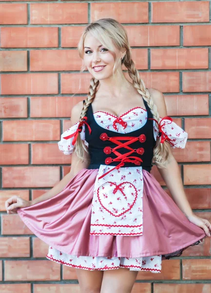 Mooie Jonge Vrouw Stenen Achtergrond Oktoberfest Jurk — Stockfoto