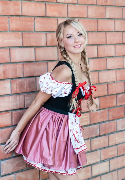 Schöne Junge Frau Auf Steinhintergrund Oktoberfestkleid — Stockfoto