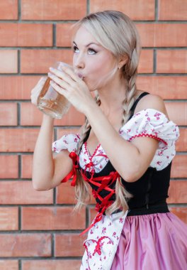 Güzel kadın içecekler bira Octoberfest üzerinde. 