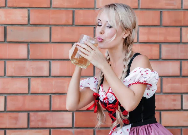 Krásná Žena Pije Pivo Šatech Octoberfest — Stock fotografie