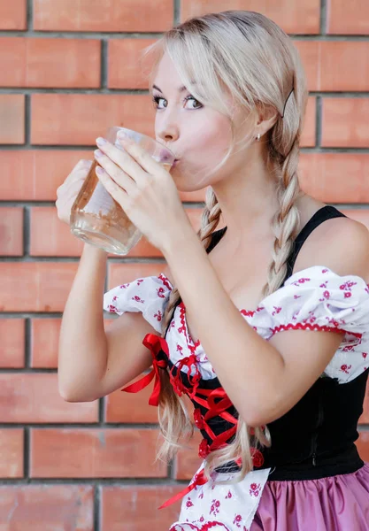 Mooie Vrouw Drankjes Bier Oktoberfest — Stockfoto