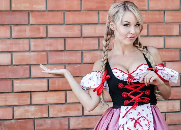 Vacker Ung Kvinna Sten Bakgrund Octoberfest Klänning — Stockfoto