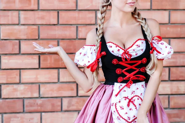 Mooie Jonge Vrouw Stenen Achtergrond Oktoberfest Jurk — Stockfoto