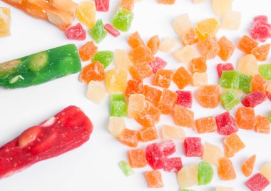 Beyaz arkaplanda Türk sevinci. 